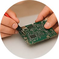 Técnico reparando a placa de celular em Palmas